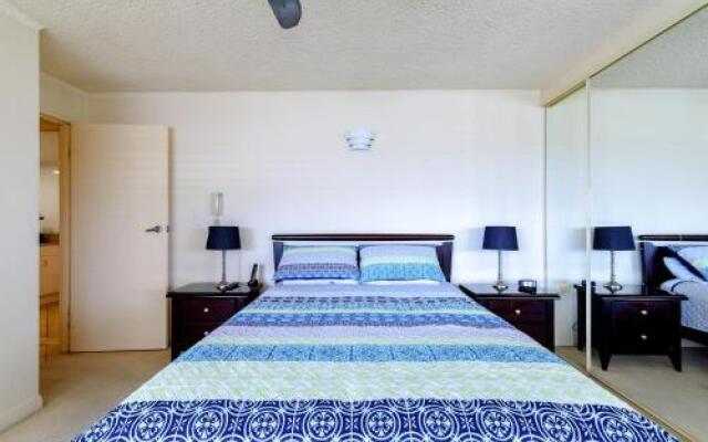 Main Beach Waterfront Apartment