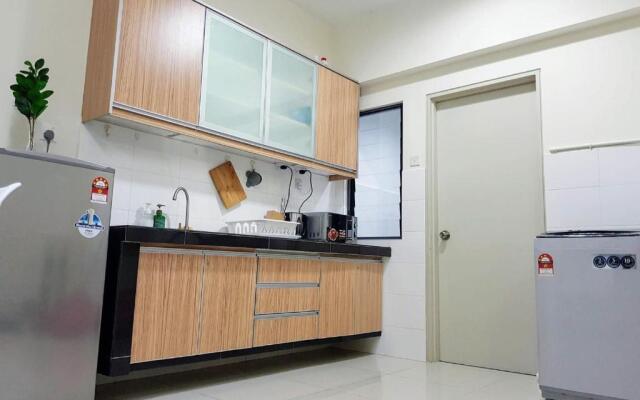 Puchong Setiawalk 8-12 pax 5min LRT Cozy Apartment