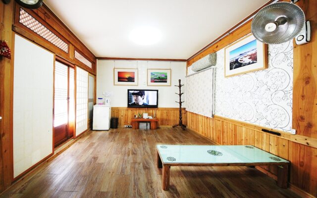Reed House Hanok Pension