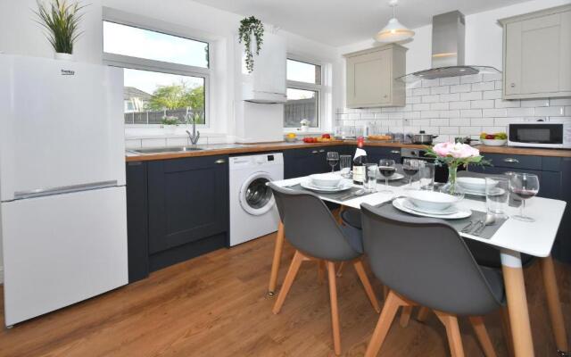 Orion House - sleeps 6, driveway, garden
