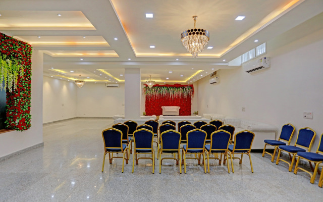 OYO Townhouse 79643 Oyo Townhouse Hotel Merriment Near ISKCON Temple Noida
