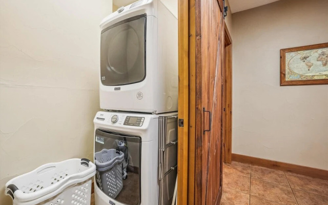 High Point Lodge 5 Bedroom Home by RedAwning