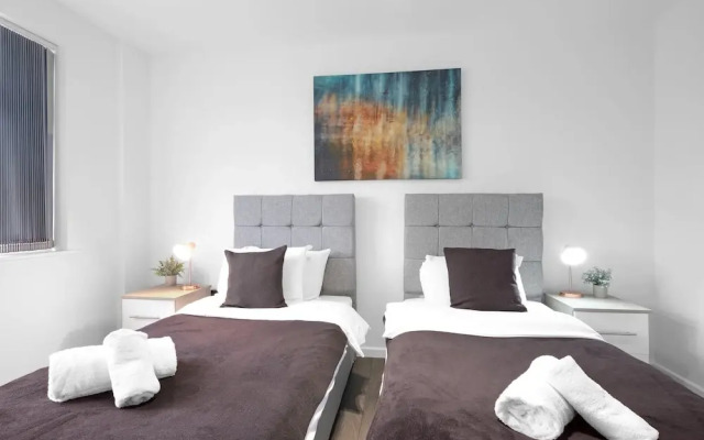 Spacious 5BR 3BA Serviced Hse in Croydon