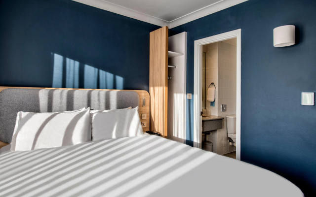 Holiday Inn Express Edinburgh City West by IHG