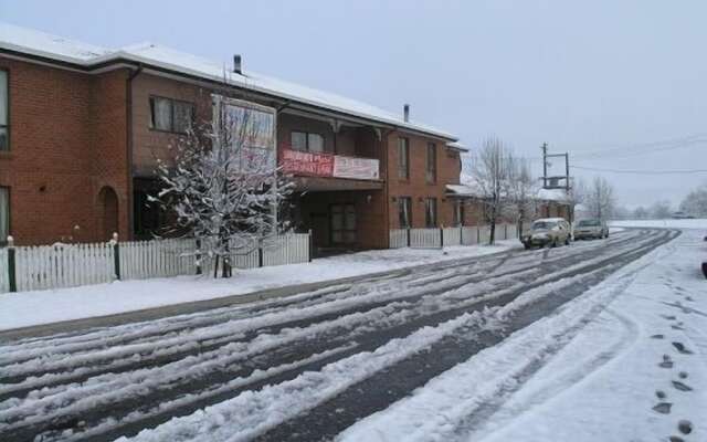 Snow Gate Motel and Apartments