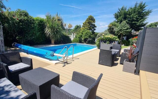 Beautiful apartment with private pool near Tenby