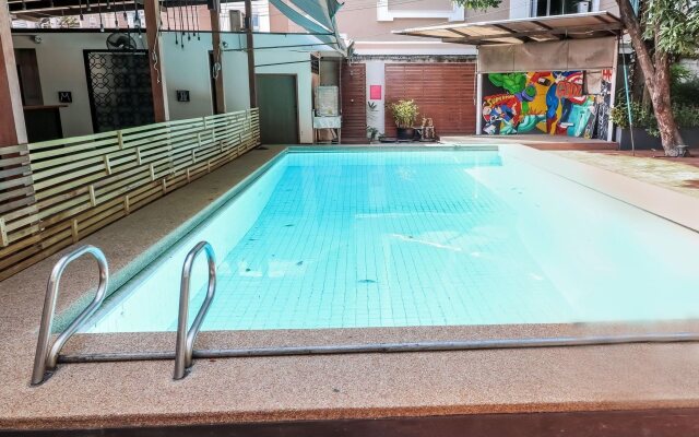 NIDA Rooms Eakamai 72 Shopping Centre