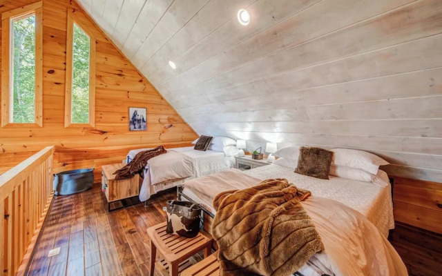 Gorgeous & Secluded 3 BDR Cabin in Mineral Bluff!