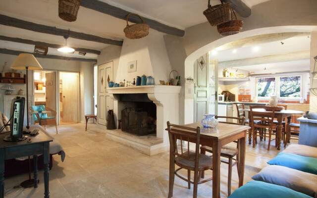 Rustic Cottage in Oppede With Shared Pool