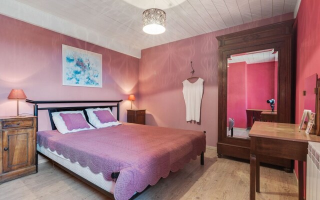 Charming Holiday Home in Saint-beauzire Near Forest