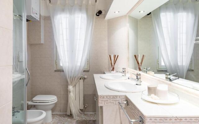 A World Aparts - Frattina Royal