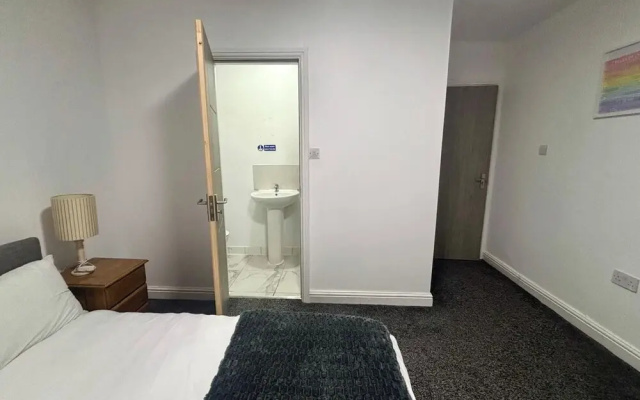 1 Room Ensuite Flat - Sleeps 2 With Sky Full Fibre