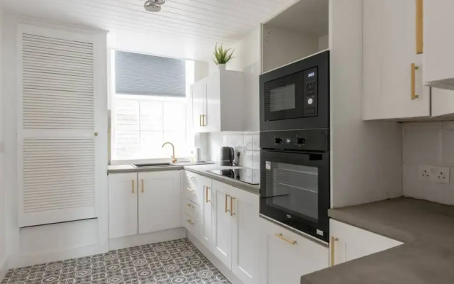 Bright And Elegant 3 Bedroom Seafront Apartment