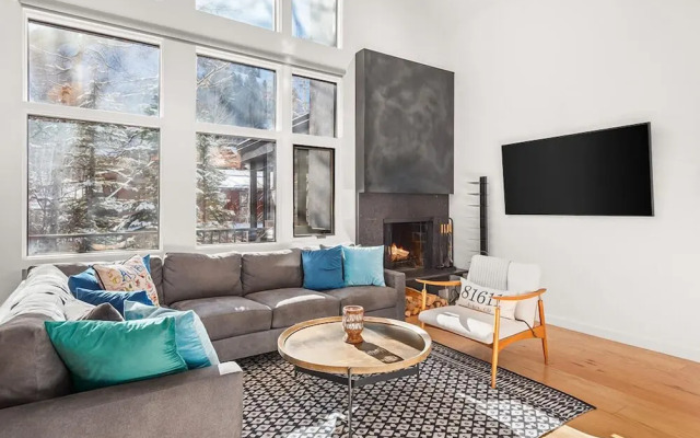 Fifth Avenue Condominiums by Frias