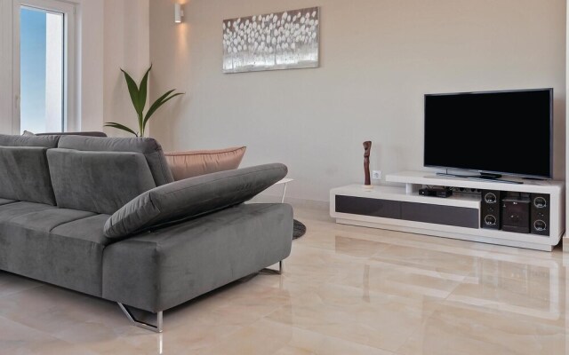 Nice Home in Podstrana with Hot Tub, WiFi & 4 Bedrooms