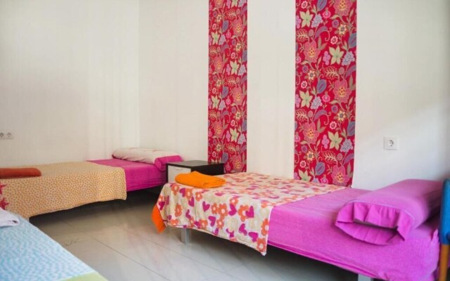 Go Bcn Hostal Ideal Badal - Hostel