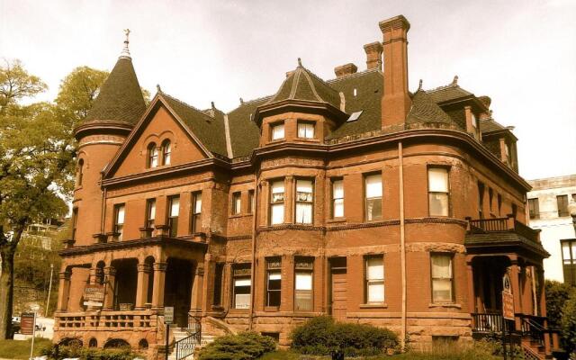 Redstone Inn And Suites