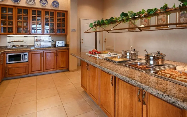 Best Western Plus A Wayfarer's Inn and Suites