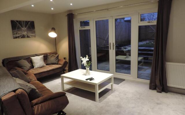 4 Bed Farnborough Air Accommodation