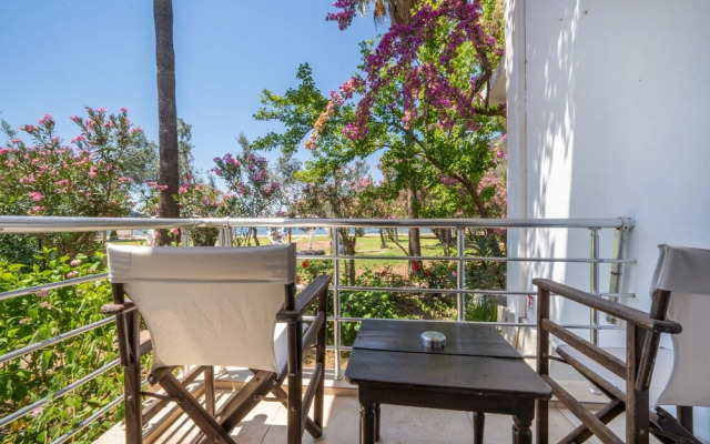 Chillos Beach Hotel & Lounge