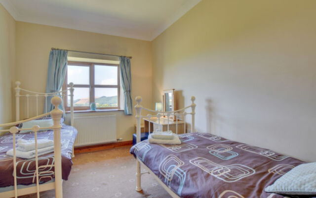 Holiday Home Dinas y Gadair