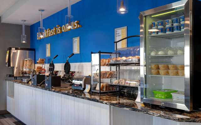 Days Inn & Suites by Wyndham Warman