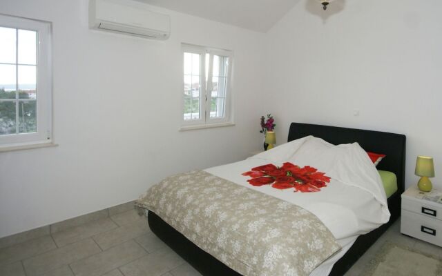 Spacious Apartment in Novi Vinodolski With Swimming Pool