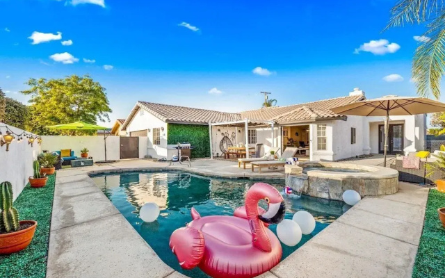 Relaxing 4BR Retreat w/ Refreshing Pool