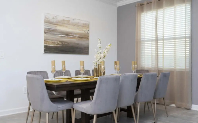 Beautiful Spacious House Near Themed Parks