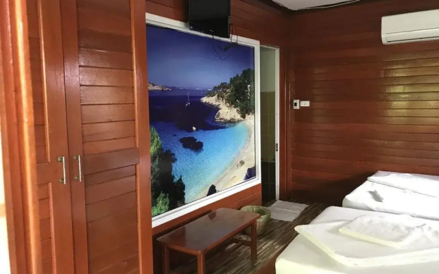 Floating Island Seafood & Resort