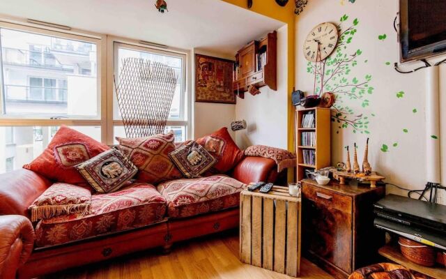 Amazing Riverside Boheme Home in SW London!