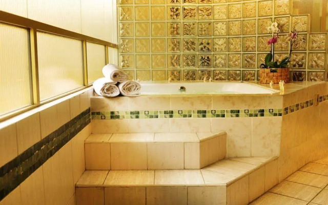 La Colina Suites