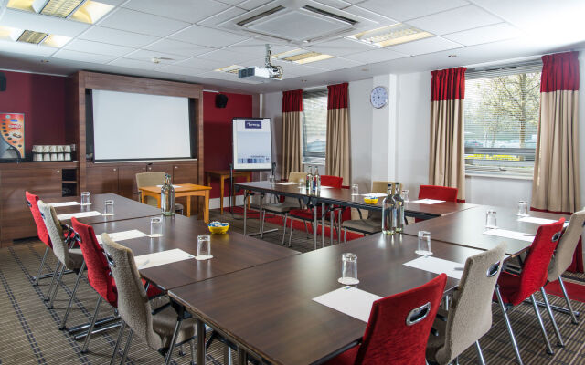 Holiday Inn Express Milton Keynes by IHG