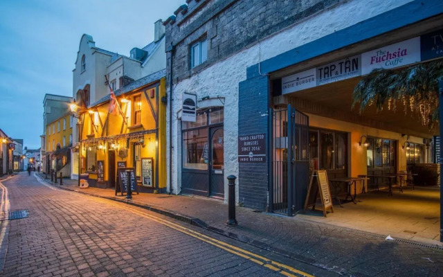 The Penthouse At The Mews - 2 Bedroom Apartment - Tenby