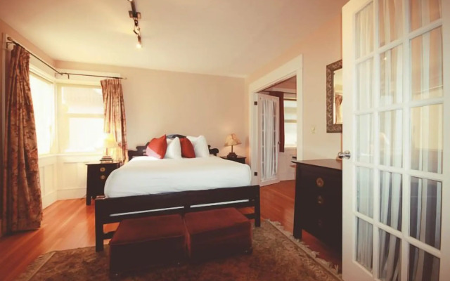 Spinnakers Brewpub & Guesthouses