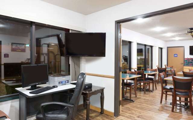 Howard Johnson by Wyndham Wichita Airport