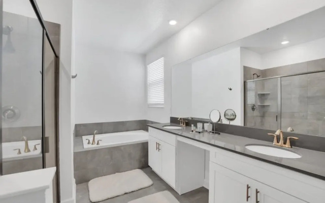 4350scene 6 Bedroom Villa