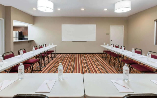 Hawthorn Suites by Wyndham Detroit Southfield
