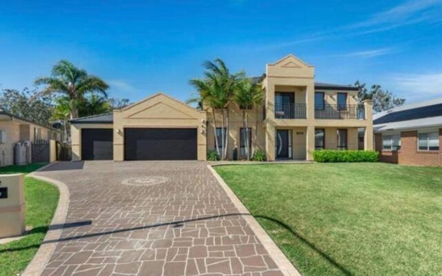 Beautiful 5 bedroom house in Jervis Bay