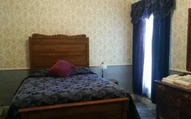 Mine Shaft Inn Hotel & Hostel