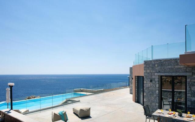 Seafront luxury villa with infinity pool & devine views!