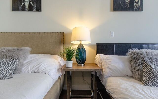 Downtown Convention Center Suite with Pool