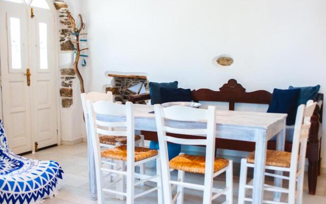 Blue & White: An Absolute Aegean dream house