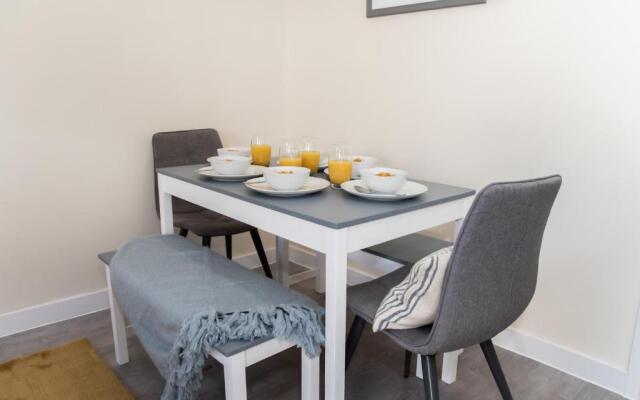 Lovely 2-bedroom Seaside Retreat with Free Parking
