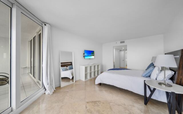 High-rise Comfort With Balcony and Pool