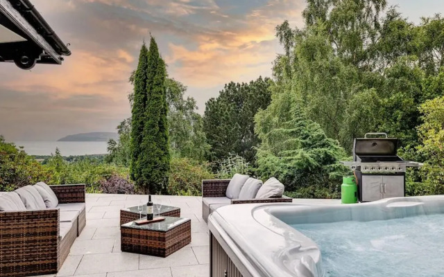 Delightful Holiday Home With sea Views and Hot Tub