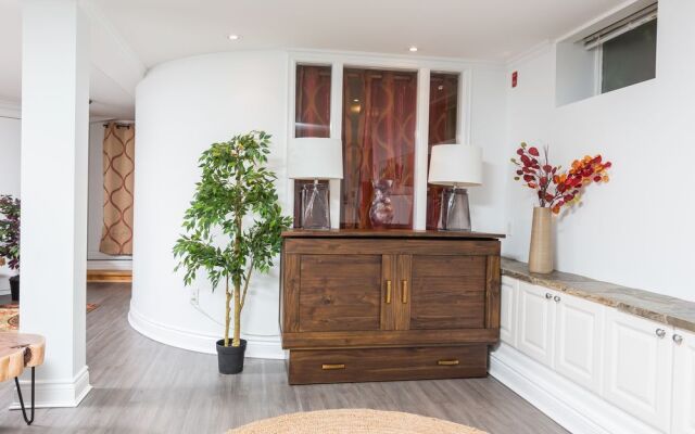Applewood Suites - Bloor & Spadina