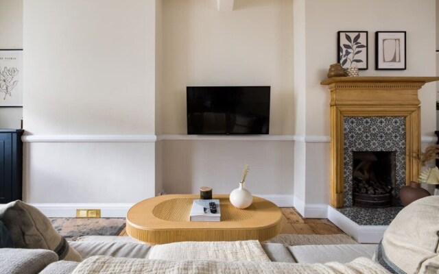 The London Bridge Escape - Stylish 2BDR House in the Heart of London