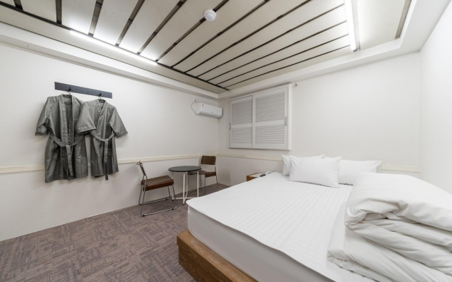 Busan Daeyeondong Hotel With