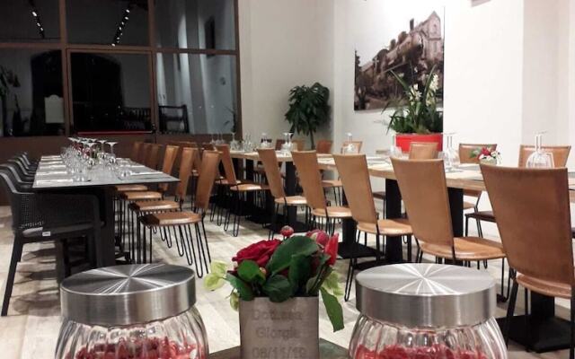 Smart Rooms & Restaurant